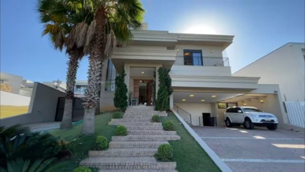 Casa de 3 dormitórios e 2 suítes em um condomínio fechado